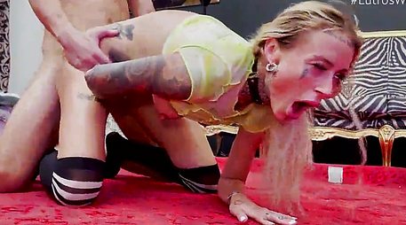 Ушлый самец вскружил голову молоденькой блондиночке