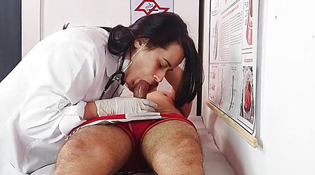Искушенная медсестра не смогла пройти мимо пениса очередного пациента